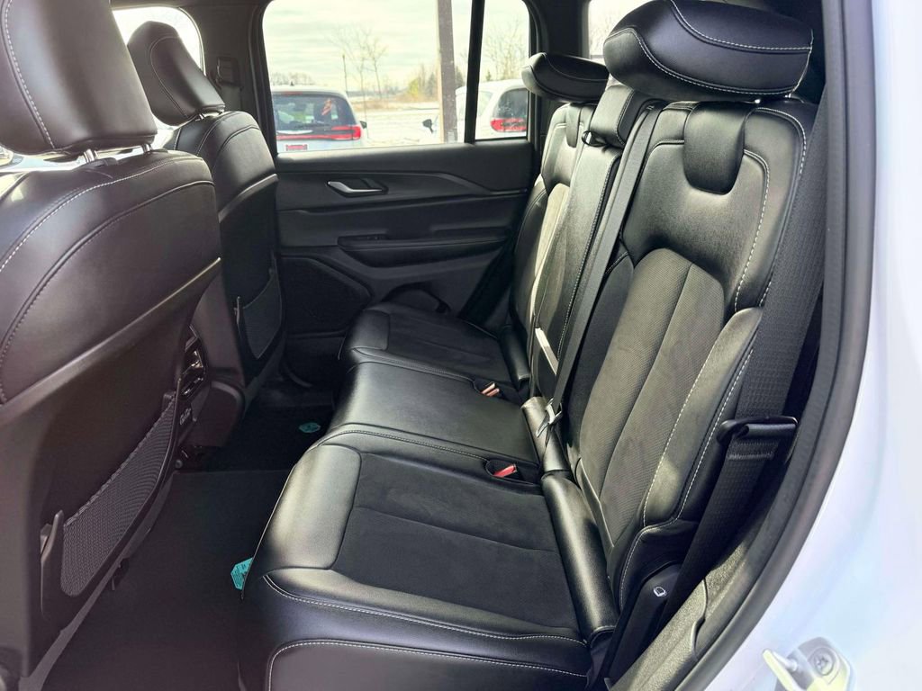 Used 2024 Jeep Grand Cherokee Altitude image 10