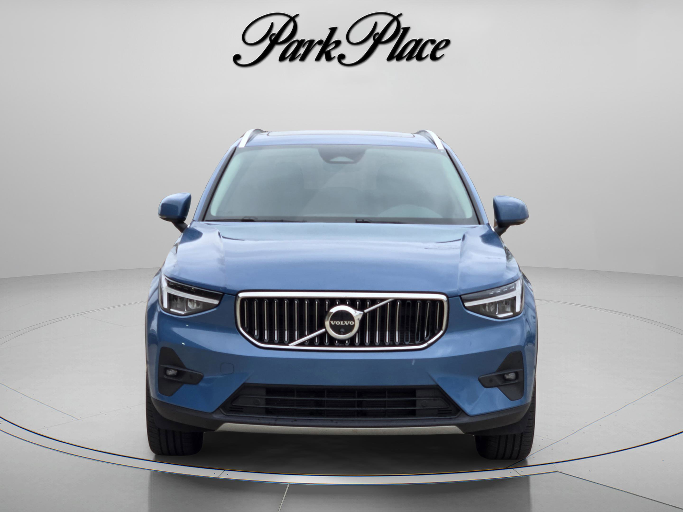 Used 2025 Volvo XC40 B5 Plus image 11