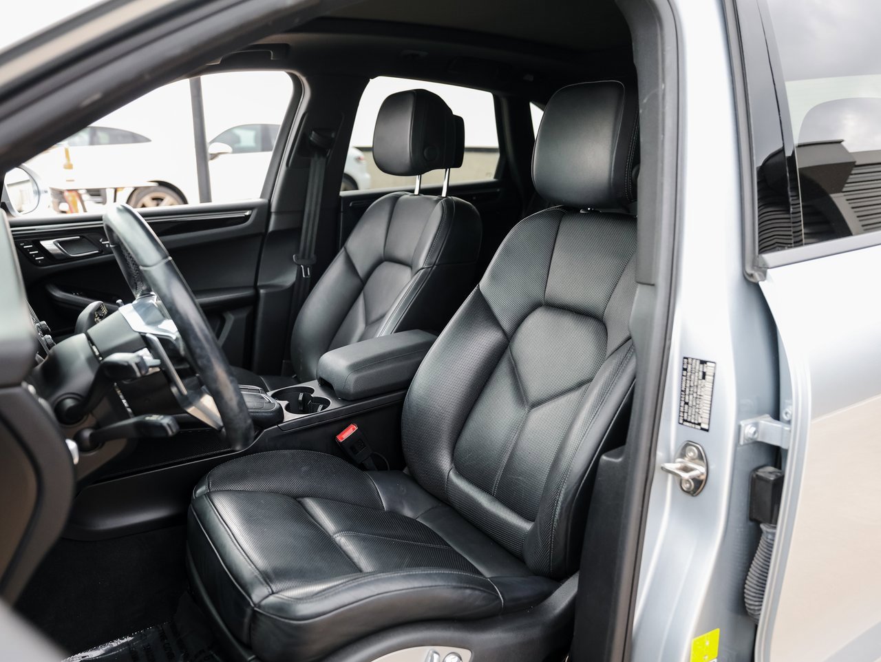 Certified 2018 Porsche Macan image 5