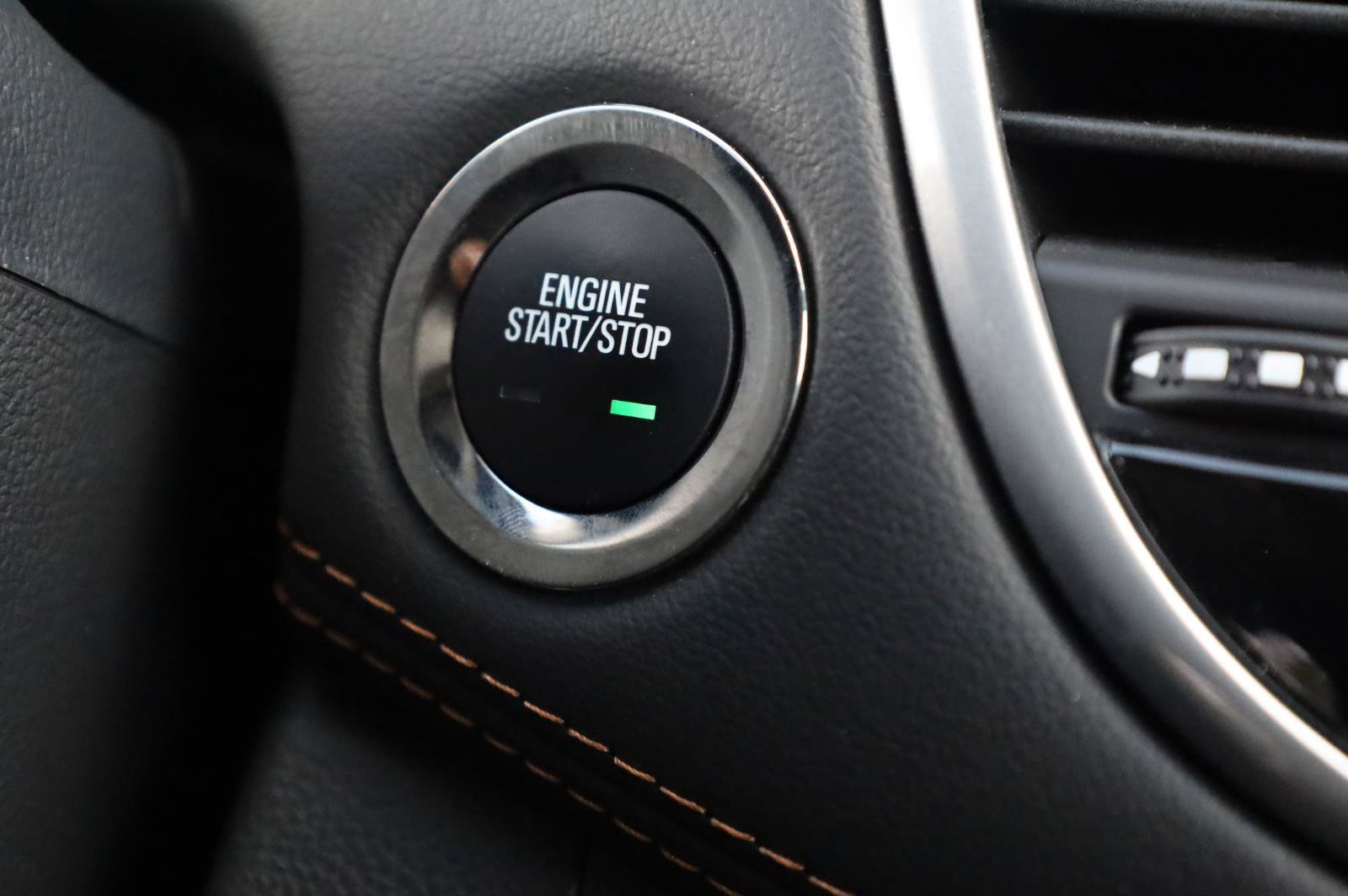 Used 2021 Chevrolet Trax LT w/ LT Convenience Package FWD image 36