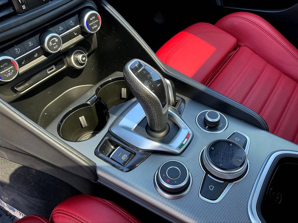 Used 2024 Alfa Romeo Giulia Veloce AWD/4WD image 18