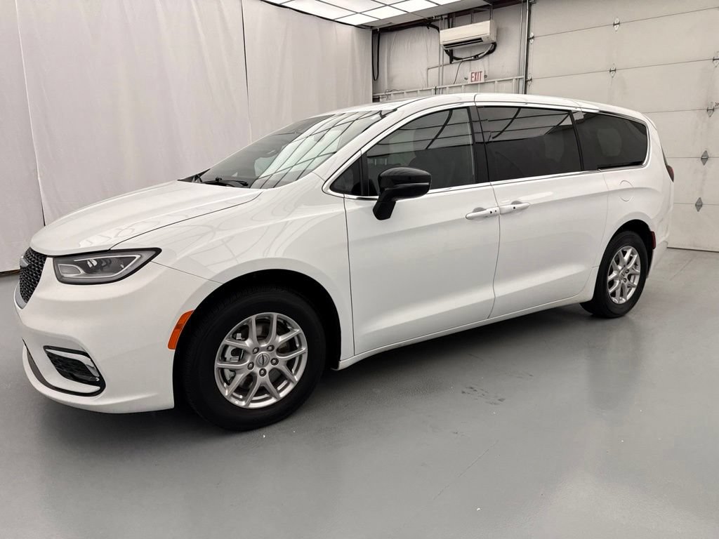 Used 2025 Chrysler Pacifica Select FWD image 3