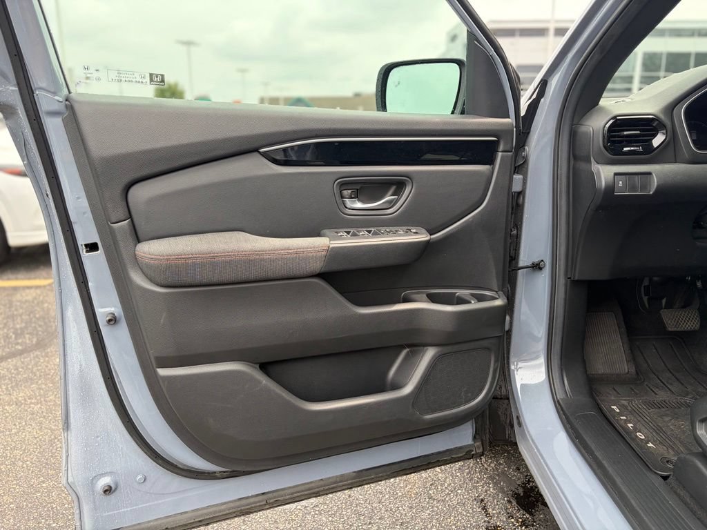 Used 2025 Honda Pilot Sport image 18