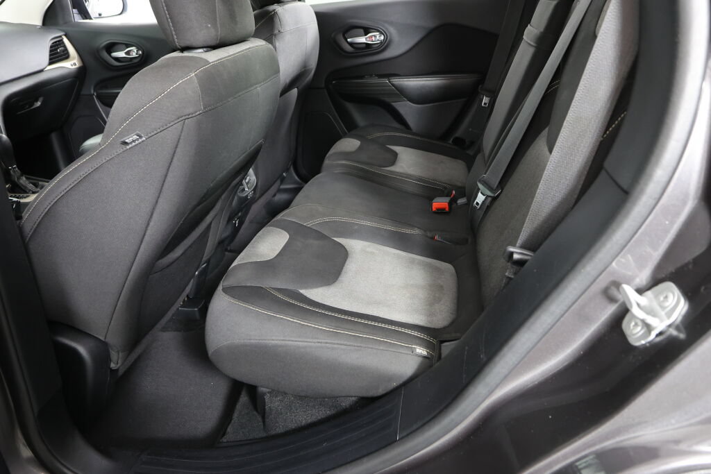 Used 2014 Jeep Cherokee Latitude FWD image 17