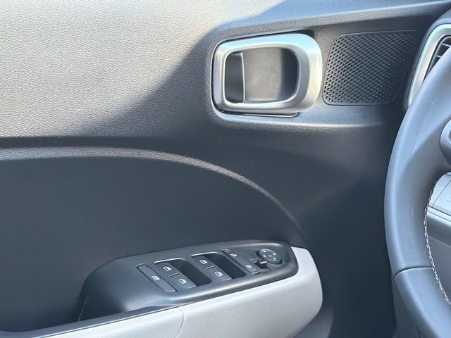Used 2025 Hyundai Venue SEL FWD image 17