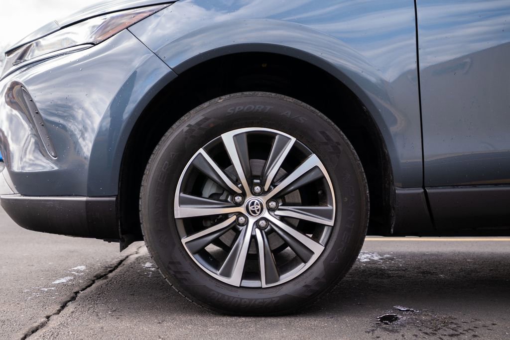 Used 2022 Toyota Venza LE image 10