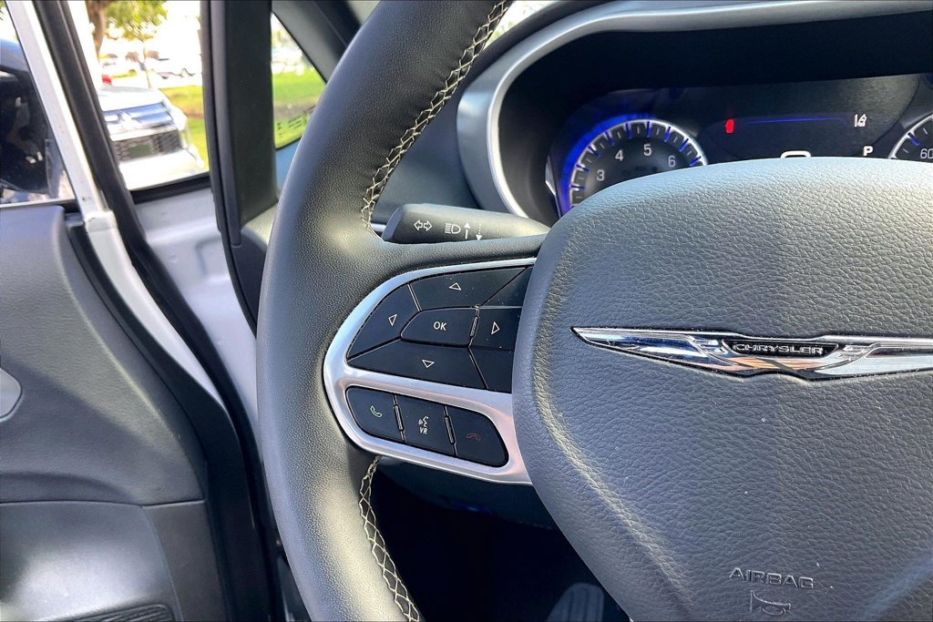 Used 2025 Chrysler Pacifica Select FWD image 8