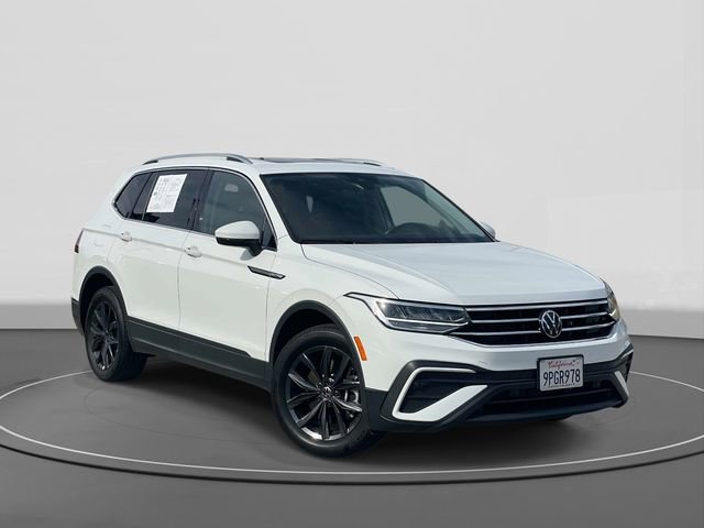 Used 2024 Volkswagen Tiguan SE w/ Panoramic Sunroof Package image 1