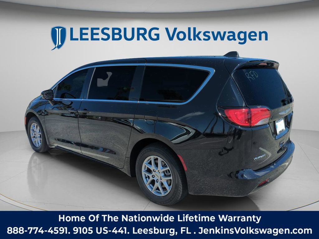 Used 2024 Chrysler Voyager LX image 9