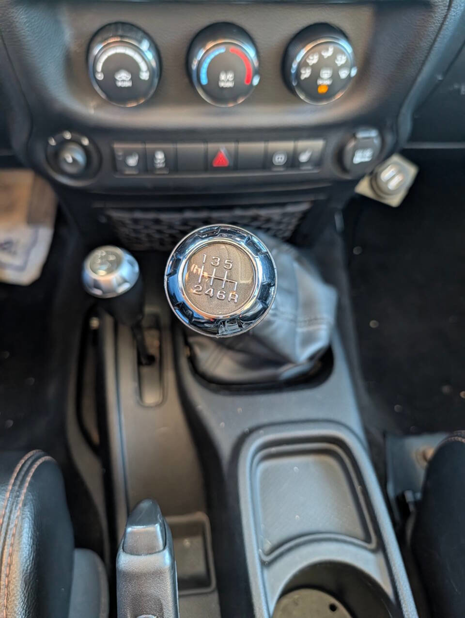 Used 2011 Jeep Wrangler Unlimited 70th Anniversary w/ Connectivity Group image 29