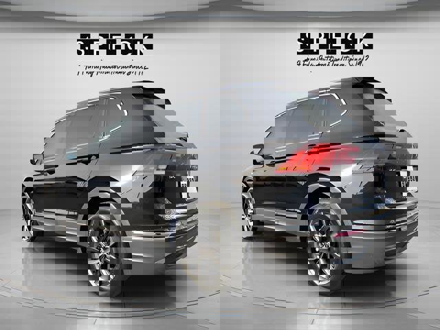 Used 2024 Volkswagen Tiguan SE image 1