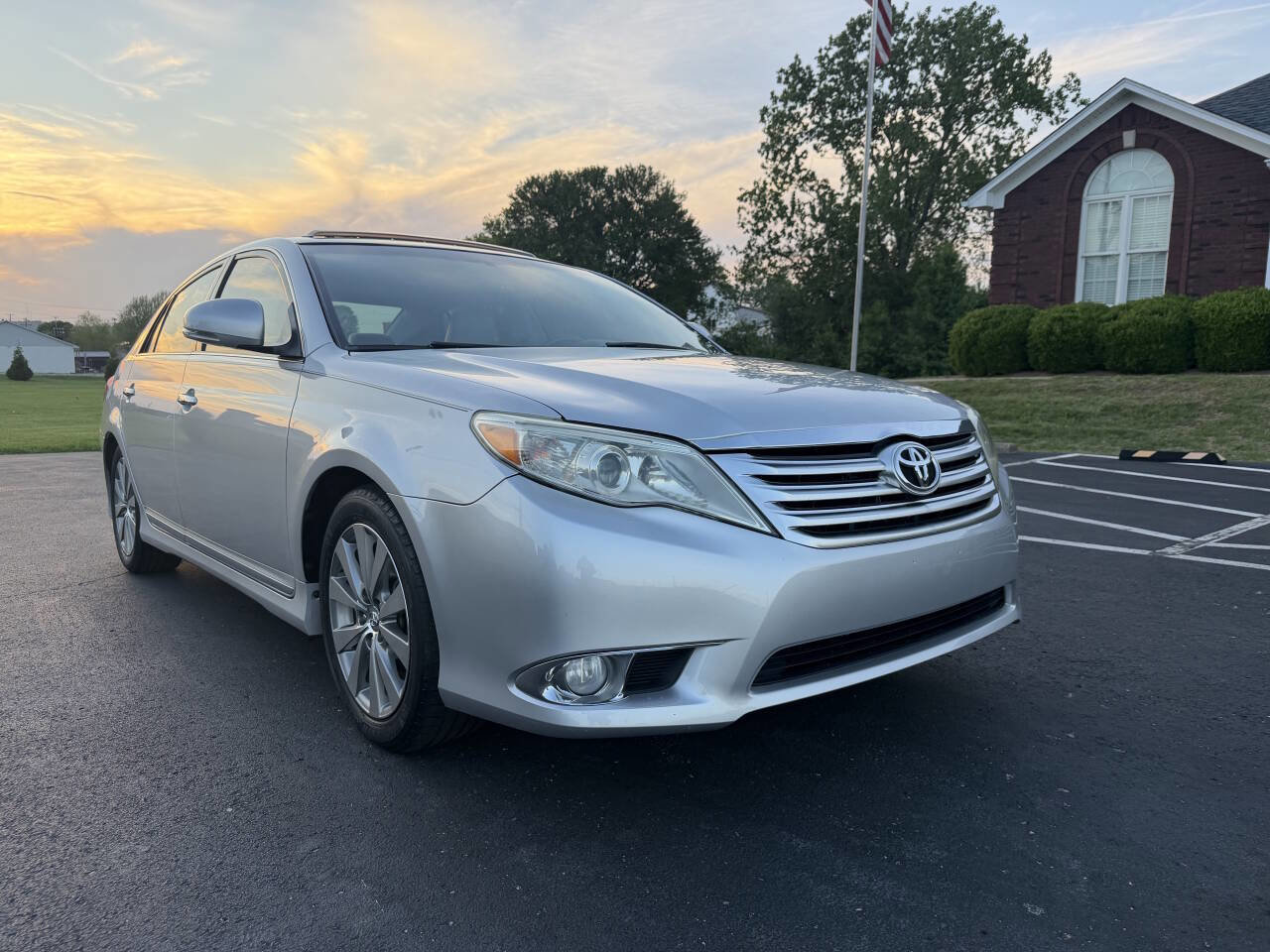 Used 2011 Toyota Avalon Limited FWD image 2