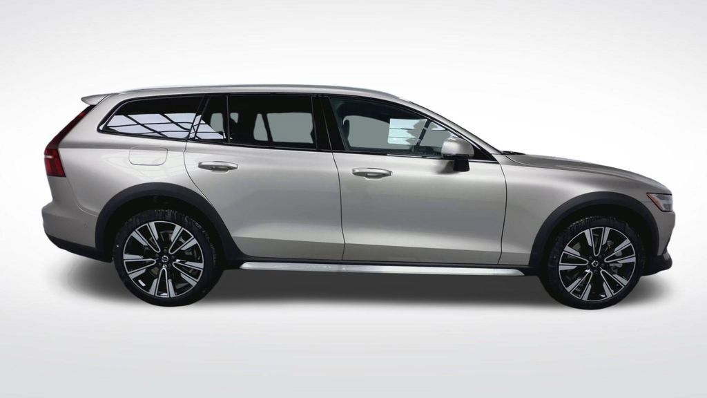 New 2026 Volvo V60 B5 Cross Country Ultra w/ Protection Package Premier image 23