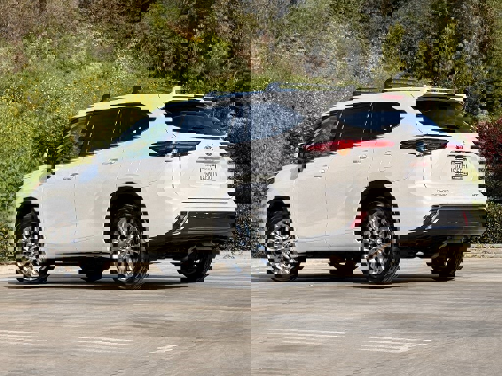 Used 2022 Toyota Highlander Limited image 2