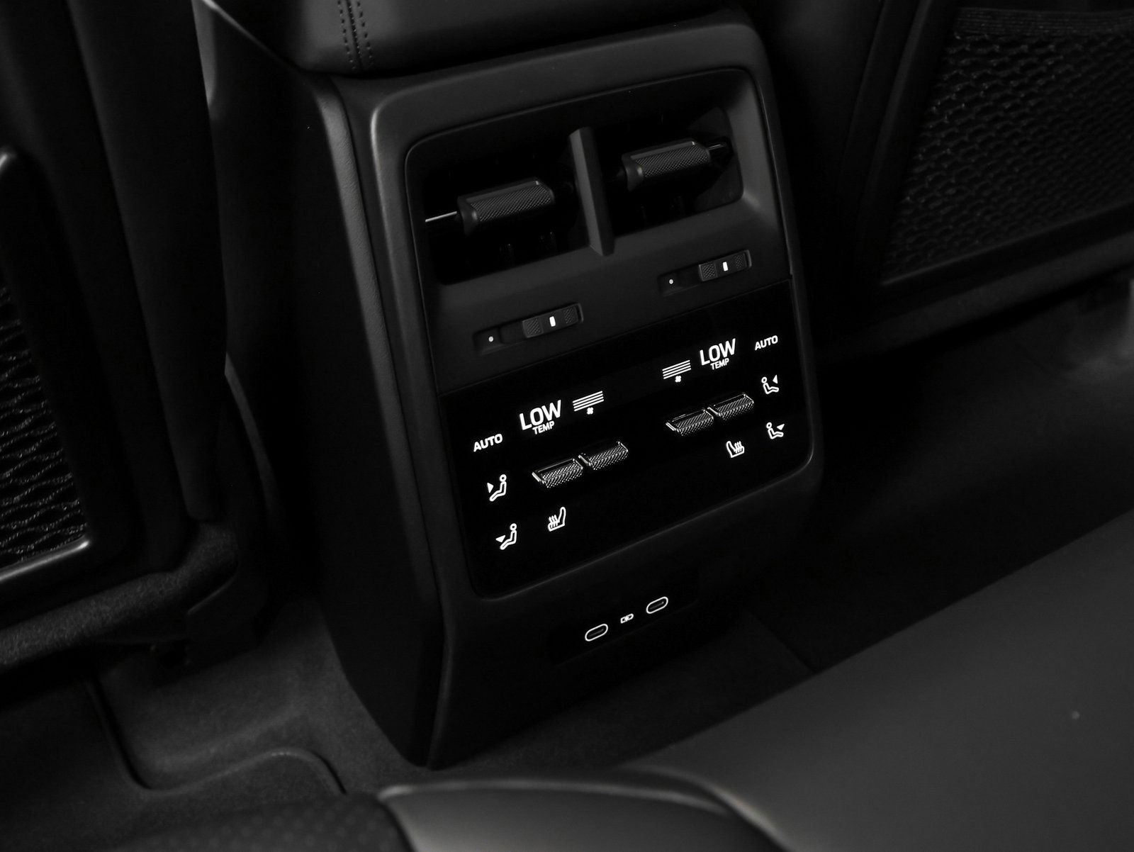 Certified 2025 Porsche Macan 4 Electric image 40