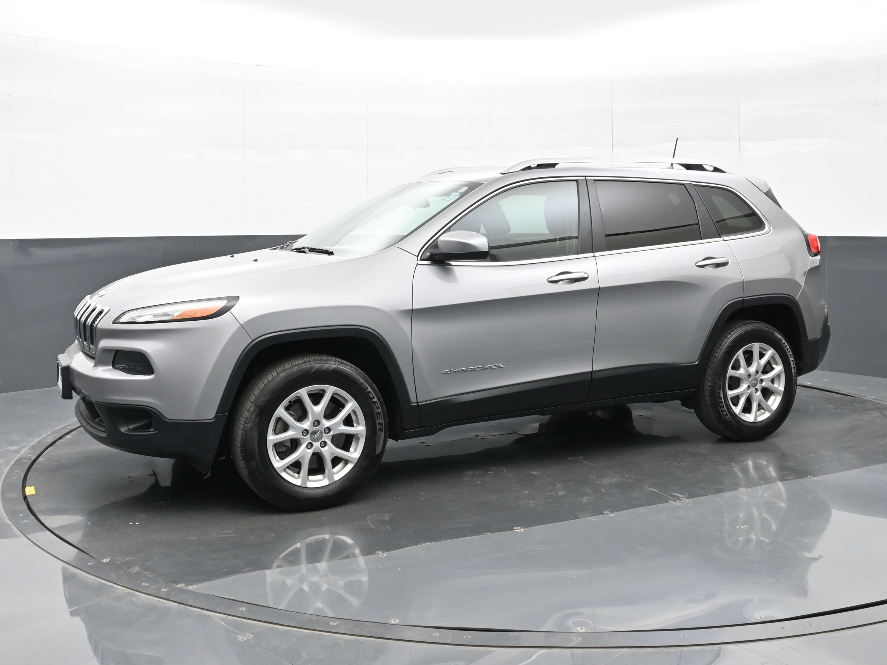 Used 2016 Jeep Cherokee Latitude AWD/4WD image 8