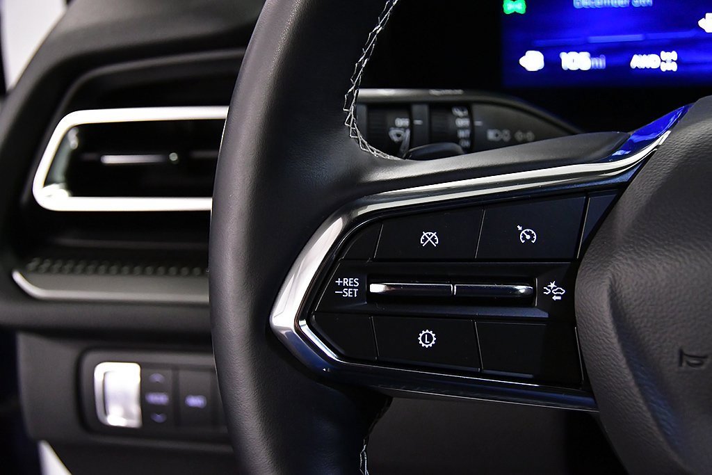 Used 2025 Chevrolet Traverse LT image 18