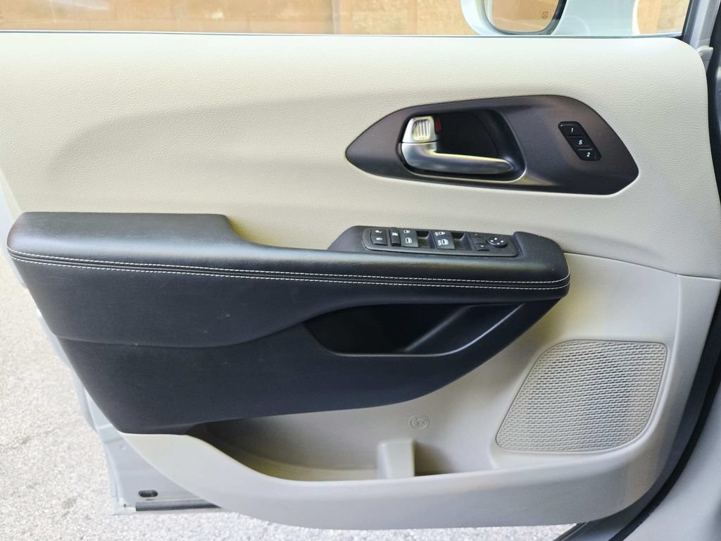 Used 2022 Chrysler Pacifica Touring-L AWD/4WD image 35