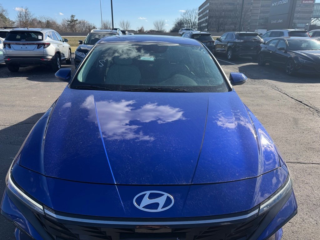 Used 2025 Hyundai Elantra Limited image 3