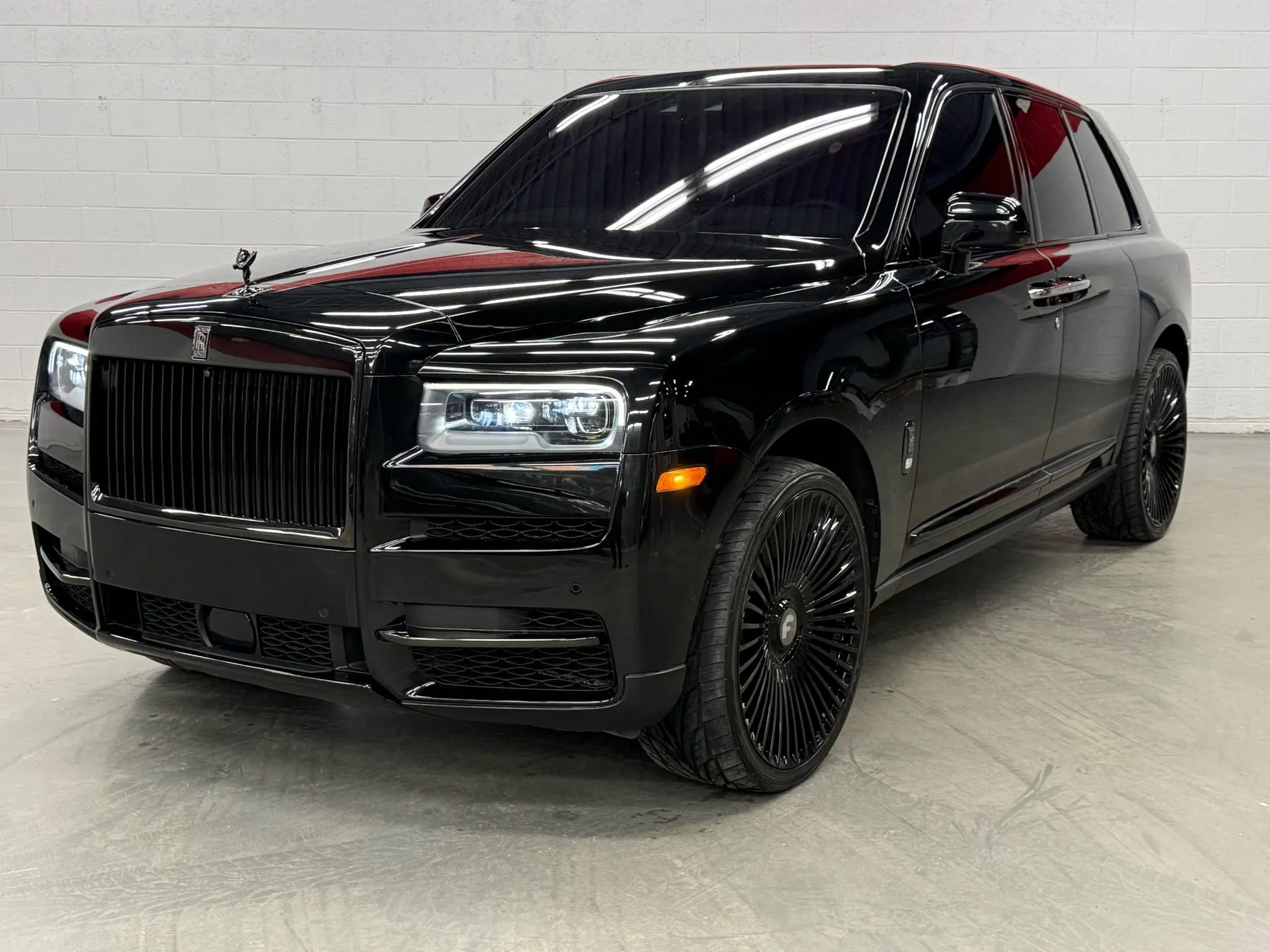 Used 2022 Rolls-Royce Cullinan Black Badge w/ Dark Exterior Package image 4