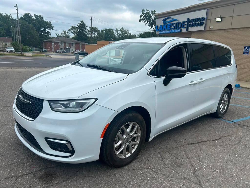 Used 2024 Chrysler Pacifica Touring-L FWD image 1