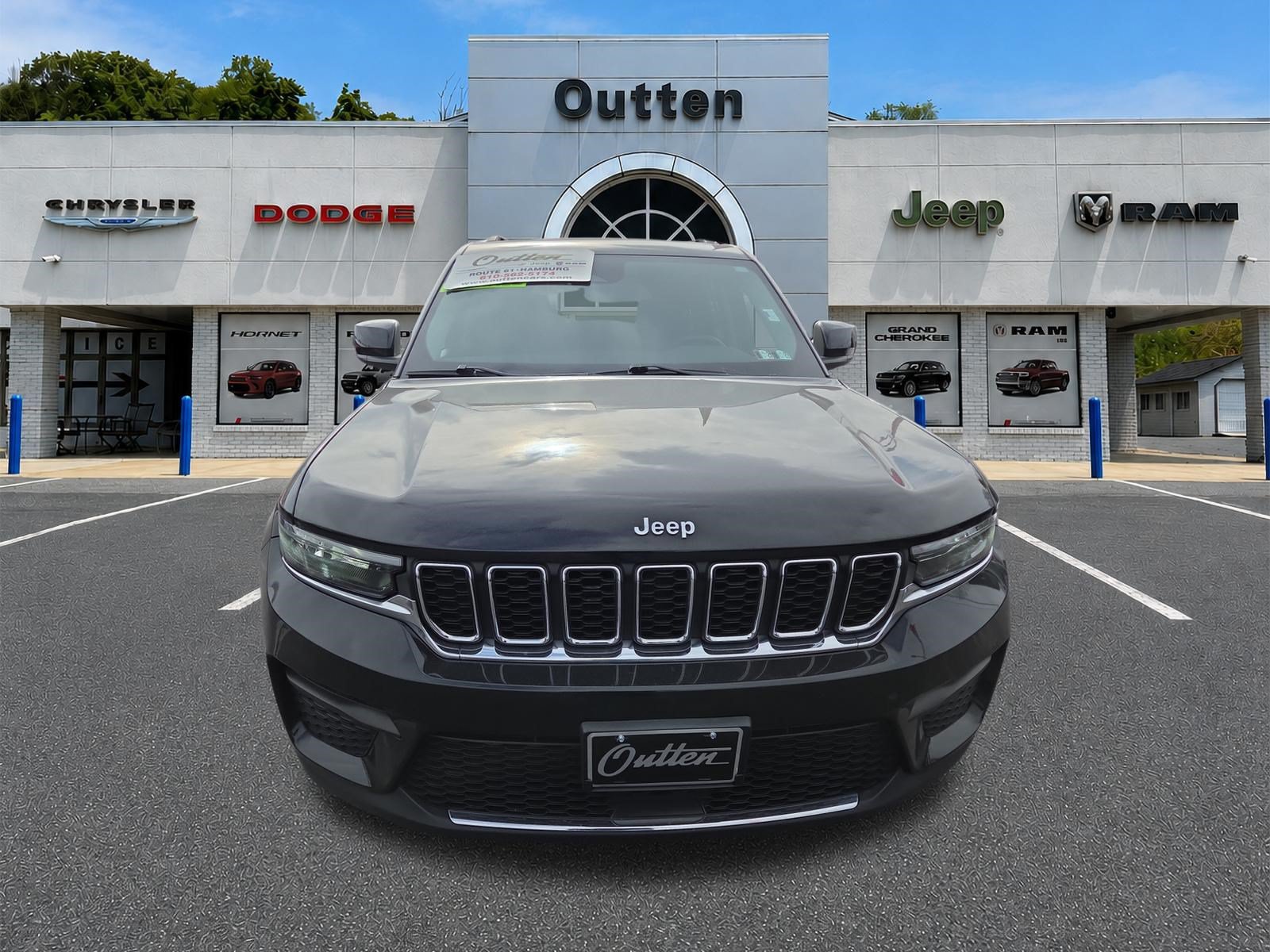 Used 2023 Jeep Grand Cherokee Laredo AWD/4WD image 9