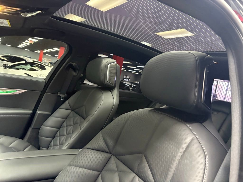 Used 2025 BMW 740i w/ Premium Package RWD image 35