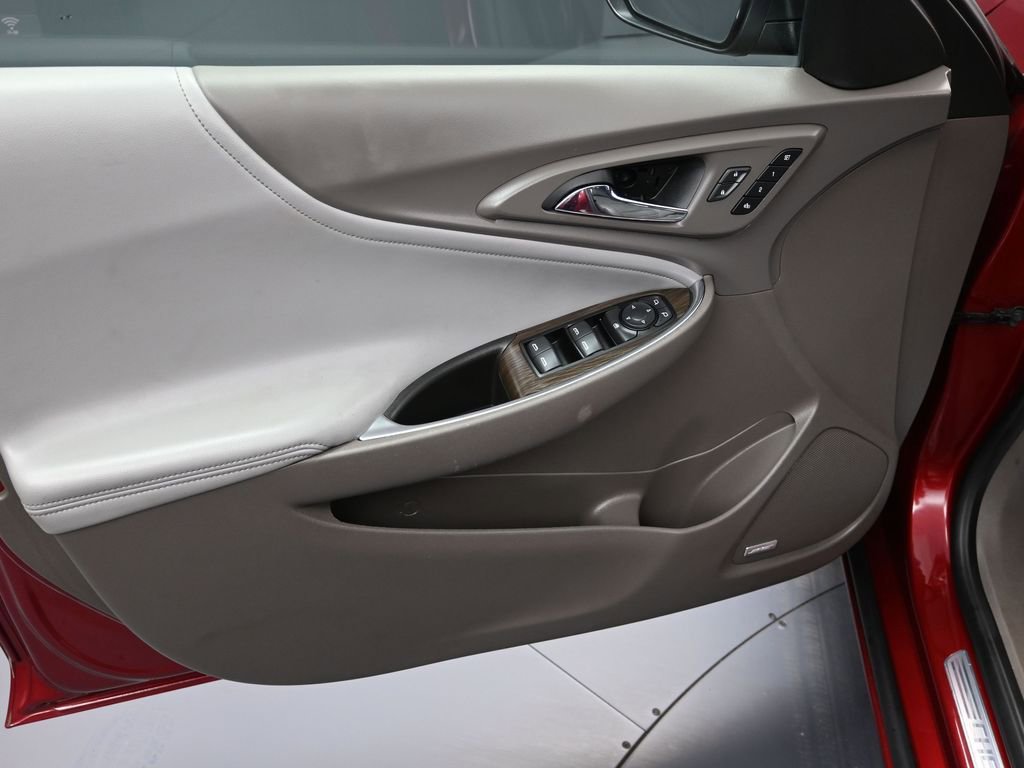 Used 2018 Chevrolet Malibu Premier w/ Premier Sun and Wheel Package image 10