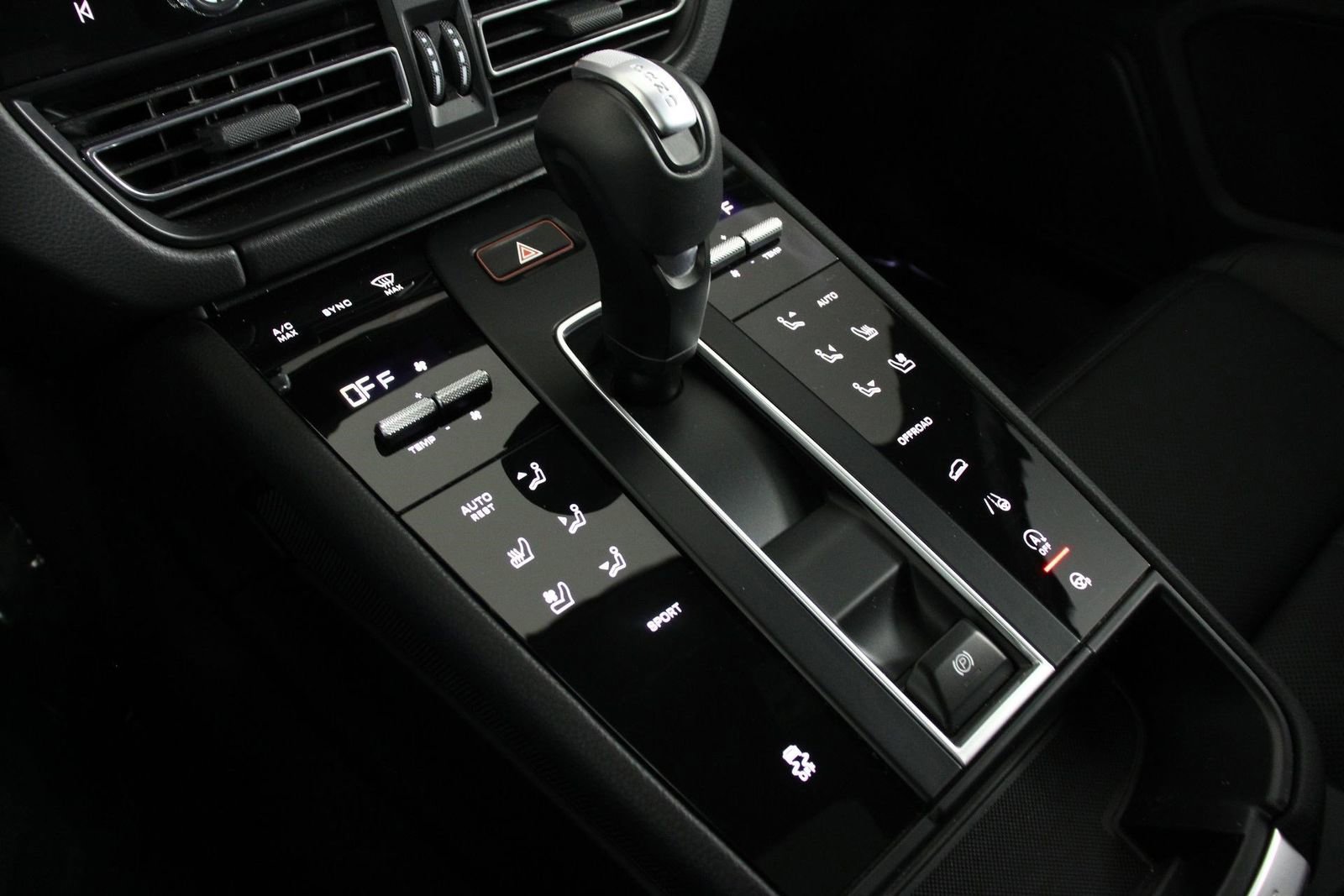 Certified 2025 Porsche Macan image 18