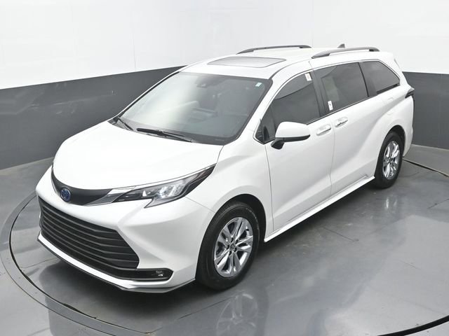 Used 2025 Toyota Sienna XLE w/ XLE Plus Package image 32