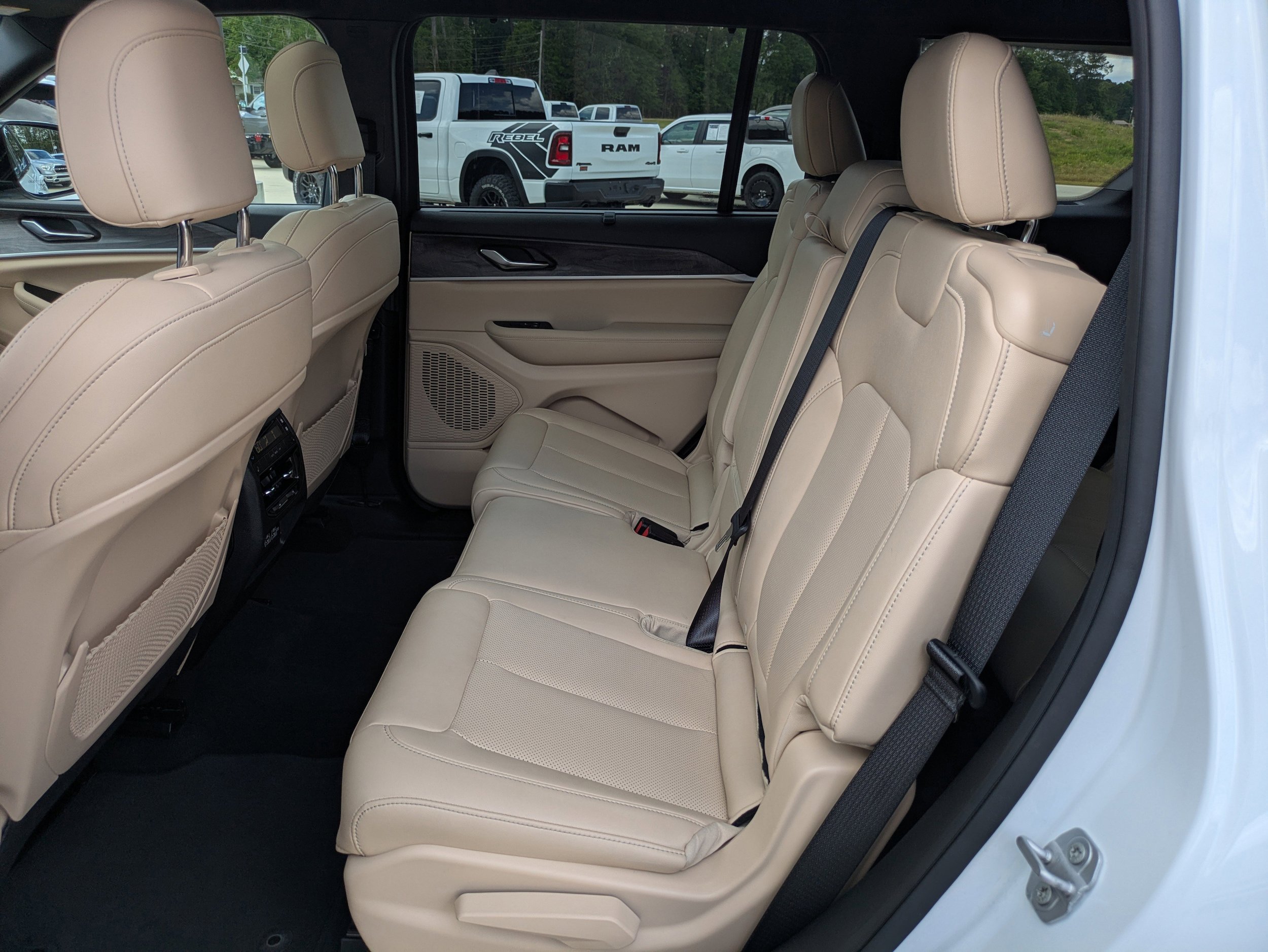 Used 2025 Jeep Grand Cherokee L Limited w/ Luxury Tech Group II AWD/4WD image 11