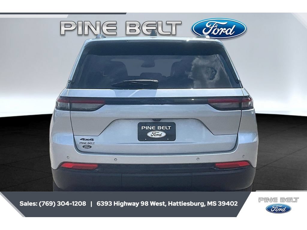 Used 2023 Jeep Grand Cherokee Altitude AWD/4WD image 4