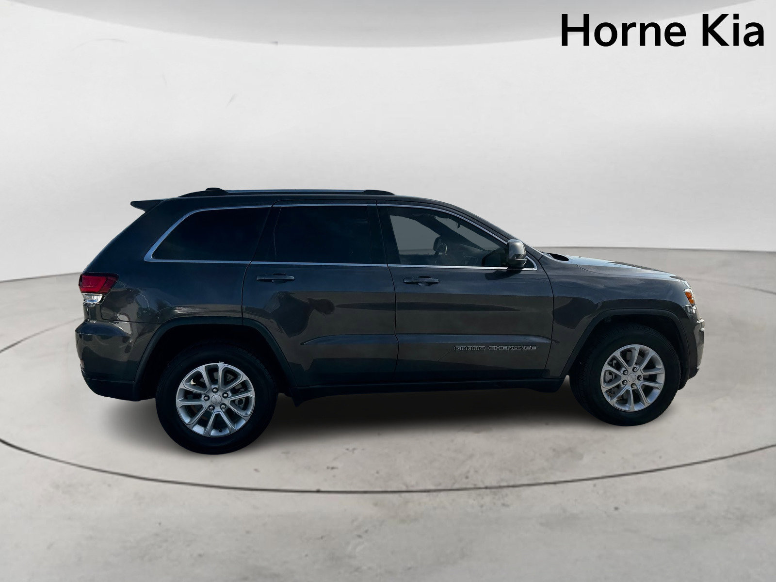 Used 2021 Jeep Grand Cherokee Laredo image 3