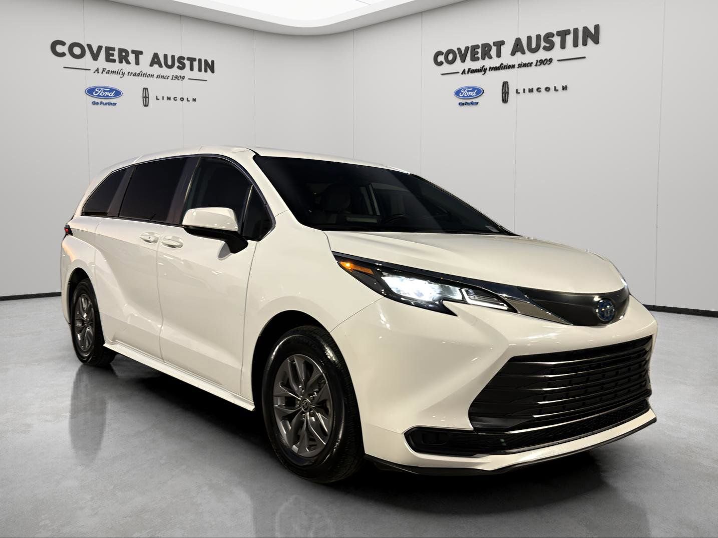 Used 2024 Toyota Sienna LE image 5