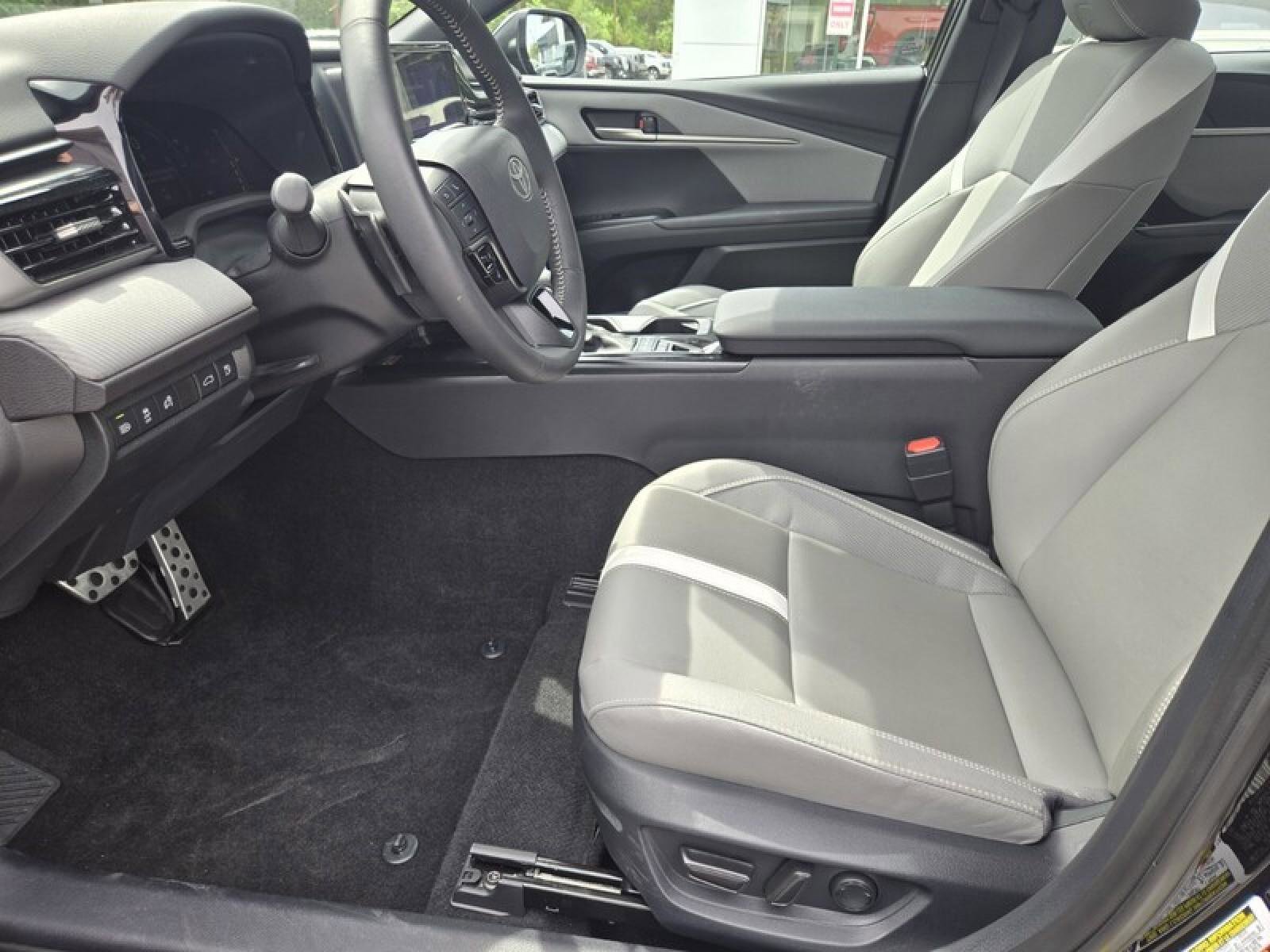 Used 2025 Toyota Camry SE image 18