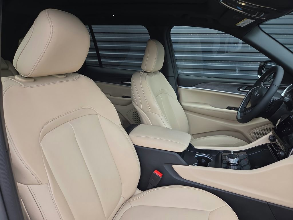 Used 2025 Jeep Grand Cherokee Limited AWD/4WD image 19