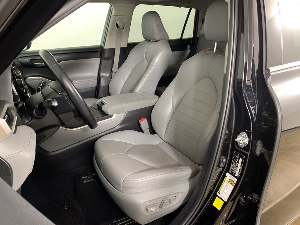 Used 2021 Toyota Highlander XLE image 18