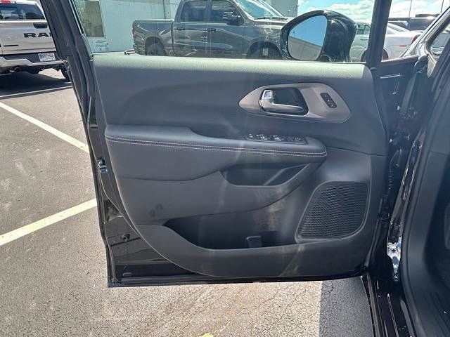 New 2026 Chrysler Pacifica Select image 9