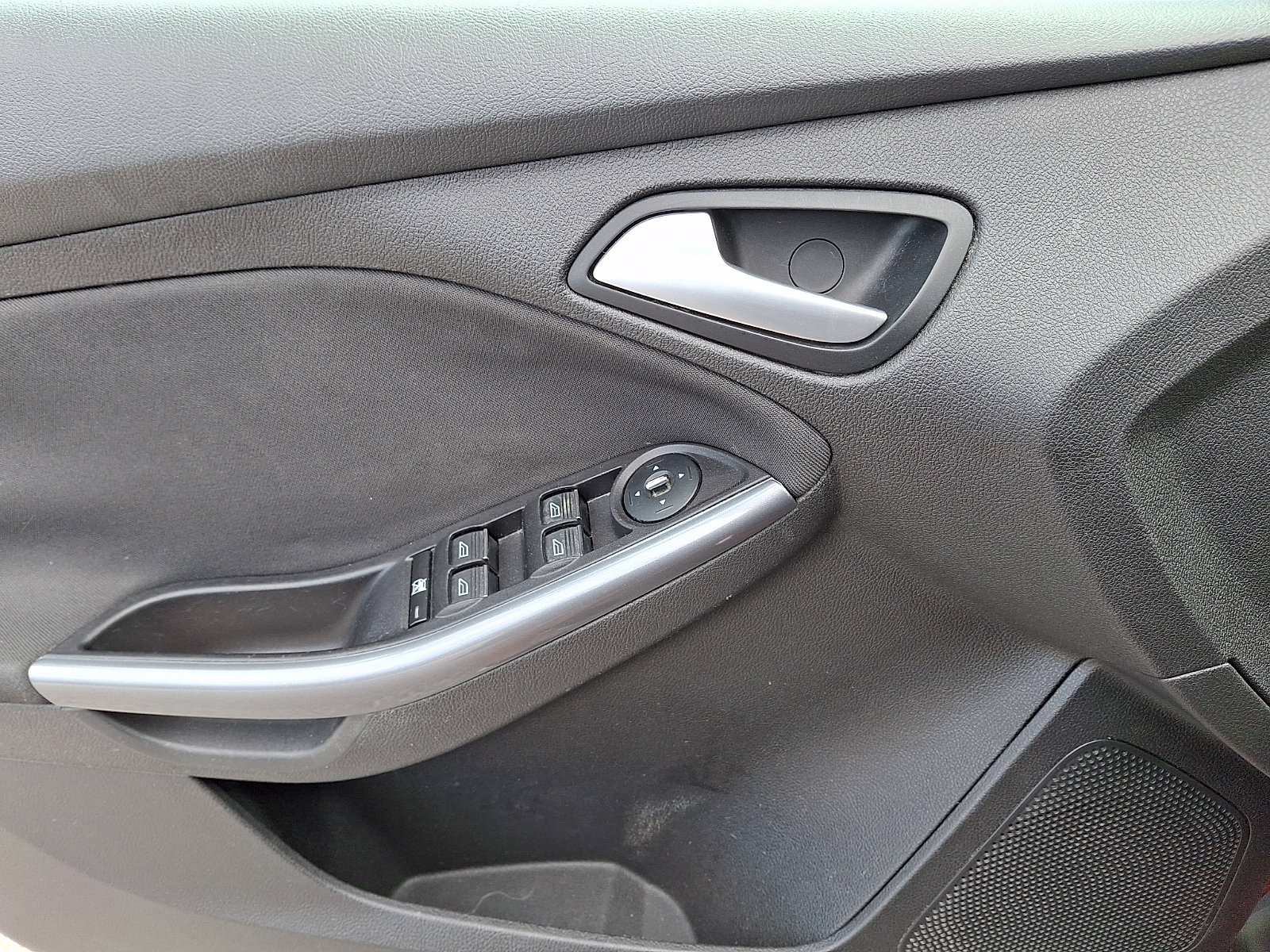 Used 2013 Ford Focus Titanium FWD image 15