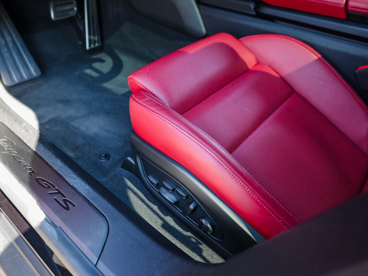 Used 2024 Porsche Taycan GTS image 14