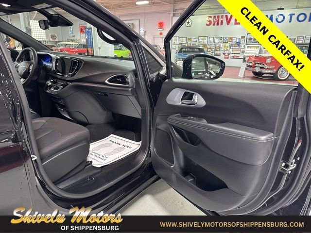 Used 2024 Chrysler Pacifica Touring image 39