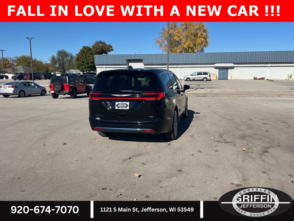 New 2026 Chrysler Pacifica Select image 8