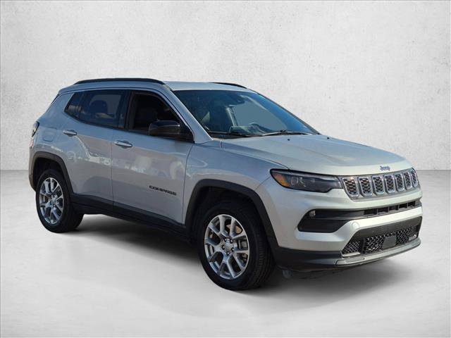 Used 2024 Jeep Compass Latitude w/ Sun and Sound Group AWD/4WD image 3