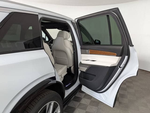 New 2027 Cadillac Vistiq Luxury w/ LPO, Floor Liner Package AWD/4WD image 39