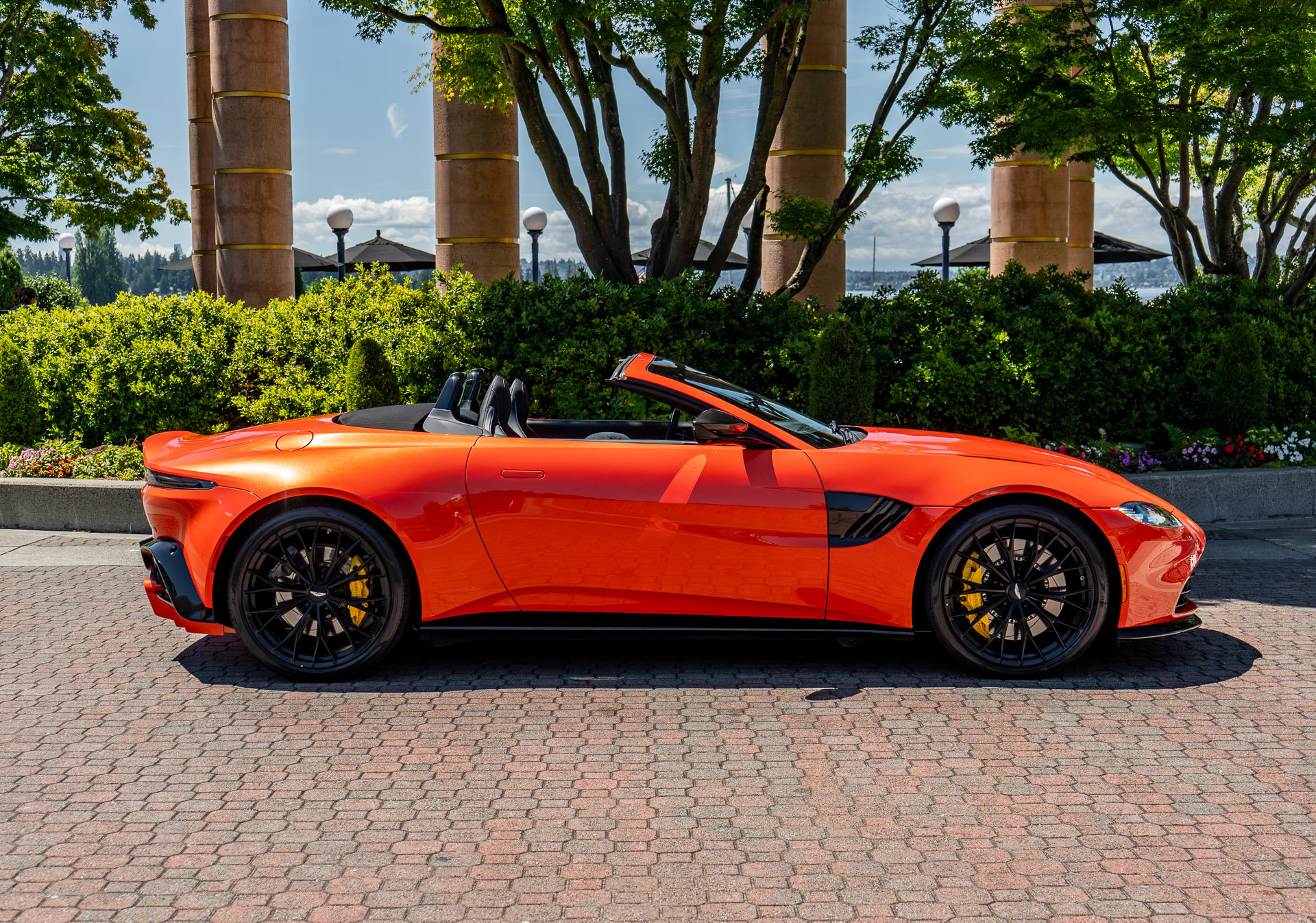 Used 2023 Aston Martin V8 Vantage Roadster RWD image 43