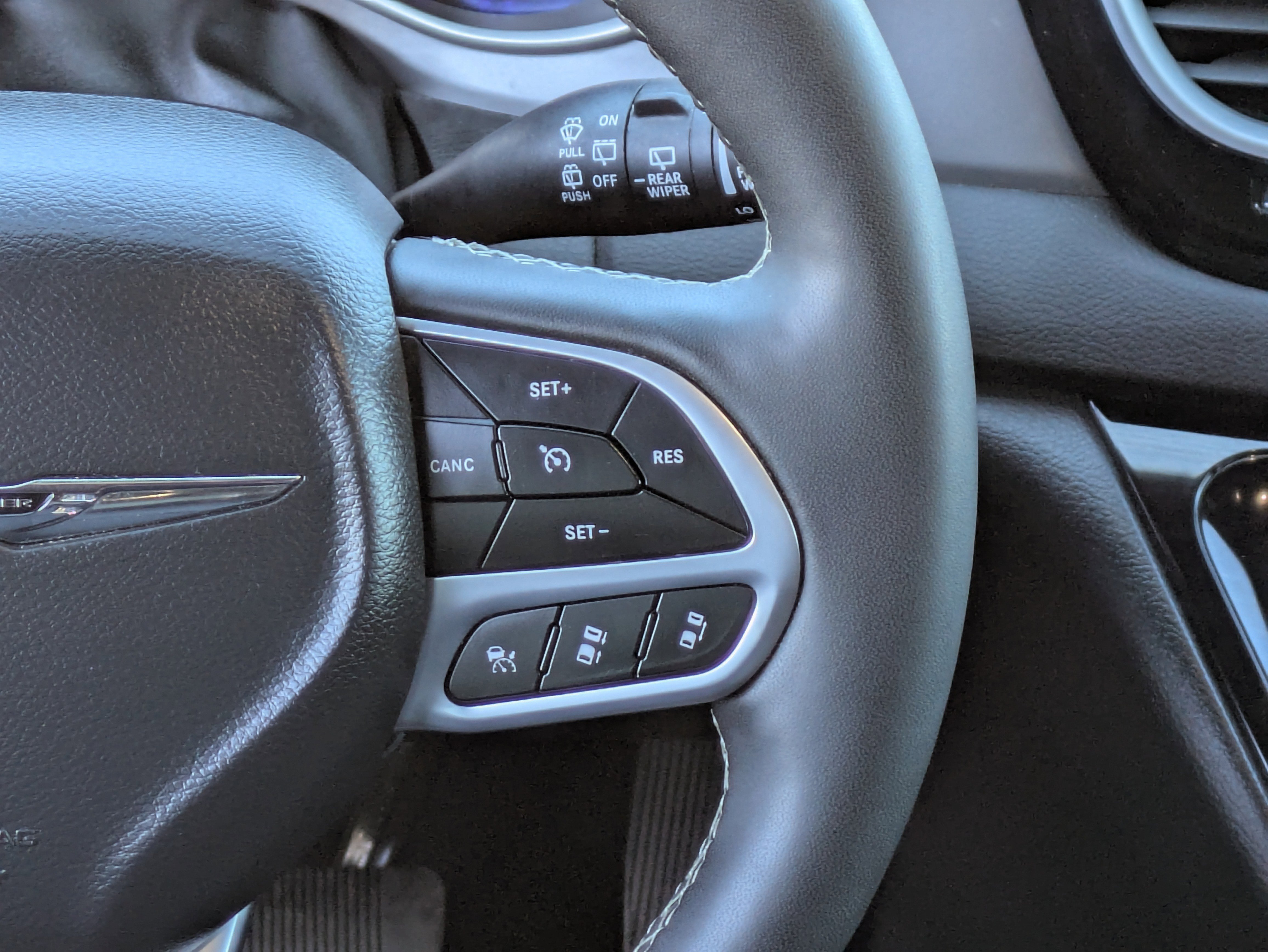 Used 2025 Chrysler Pacifica Select image 23