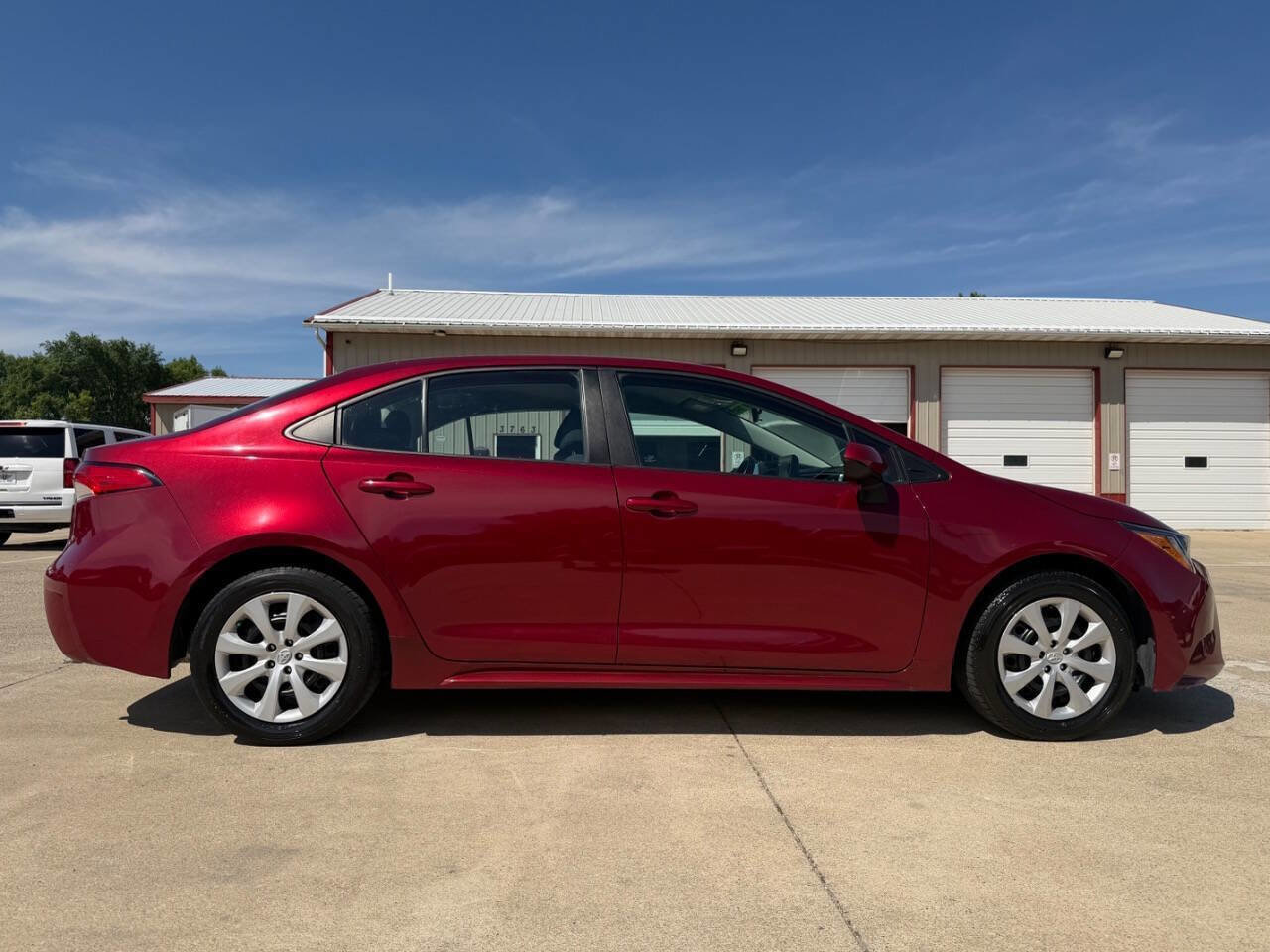 Used 2022 Toyota Corolla LE w/ Carpet Mat Package (TMS) FWD image 2
