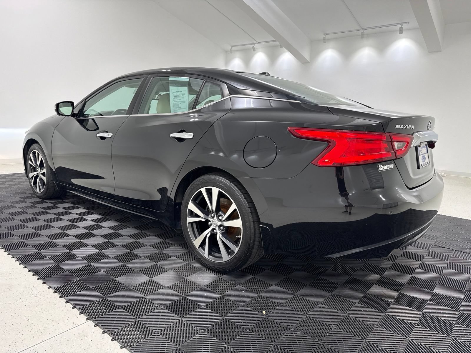 Used 2017 Nissan Maxima Platinum w/ Interior Lighting Package FWD image 4