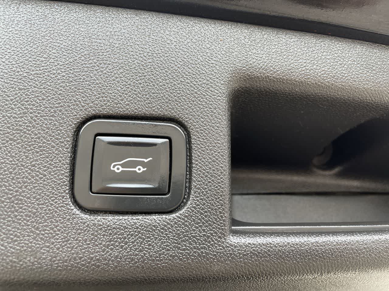 Used 2018 Chevrolet Equinox LT w/ Sun & Infotainment Package FWD image 18