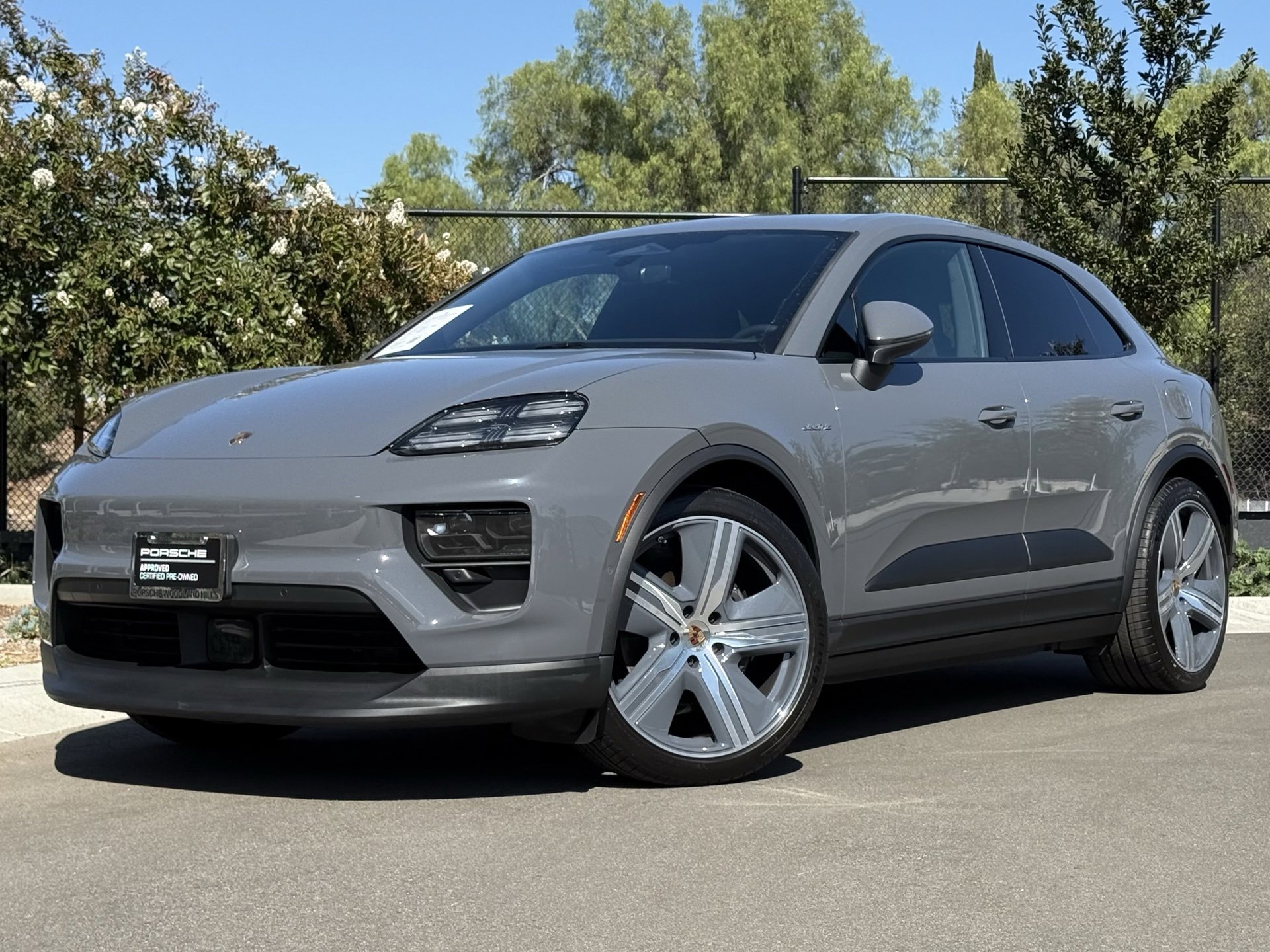 Used 2025 Porsche Macan Electric image 1